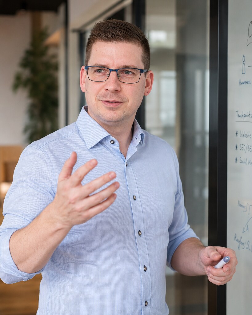 Erik Lichtenecker erklärt am Whiteboard eine Customer Journey mit Touchpoints von Website über SEO bis Social Media